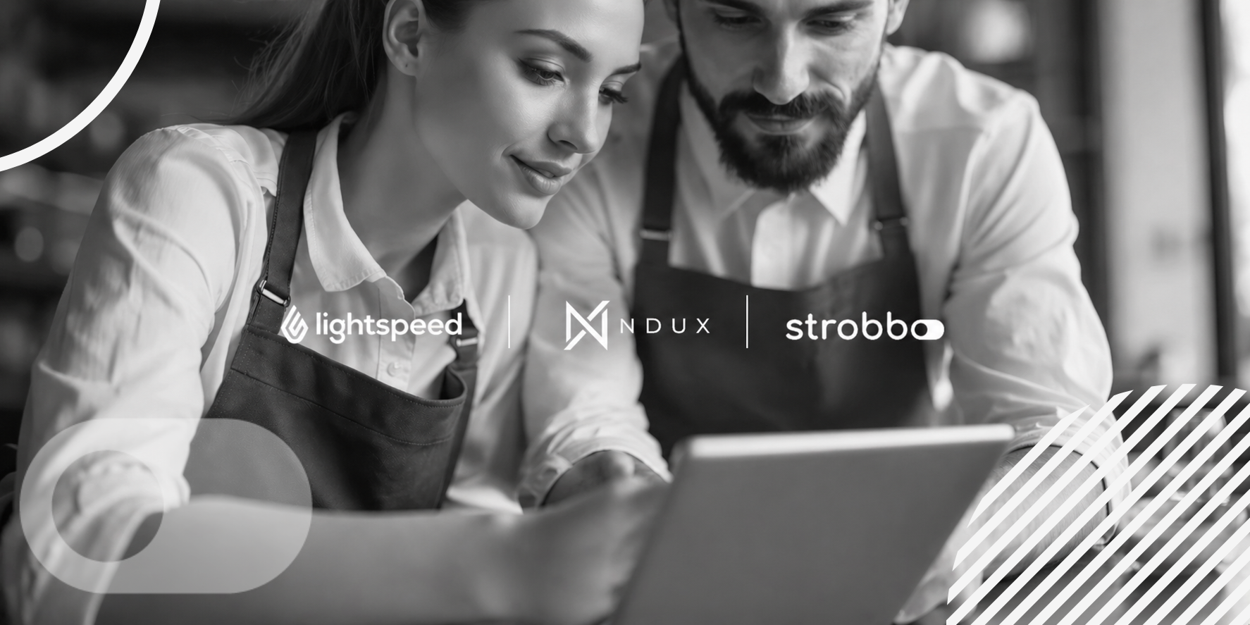 Twee horecamedewerkers bekijken samen een tablet in een professionele horecasetting. Over de zwart-wit afbeelding staan de logo’s van Lightspeed, NDUX en Strobbo als promotie voor een gezamenlijk webinar